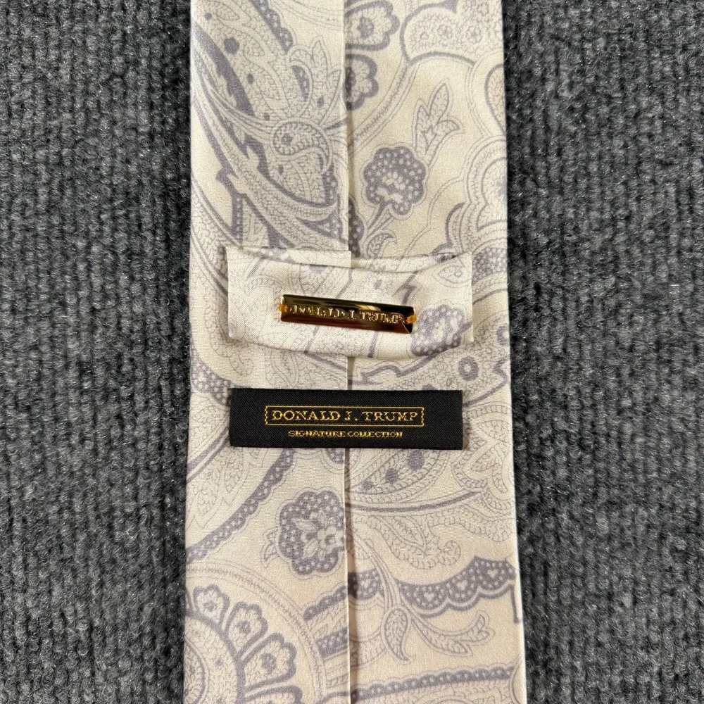 DONALD J. TRUMP men's Signature Collection Silk Men's Tie Paisley 3.5